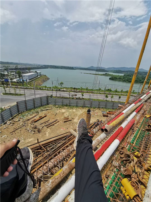 新市区作业中发生设备损坏或人员意外，责任怎么划分？